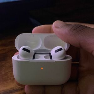 Everything works perfectly fine it doesn’t come with a wire That’s all